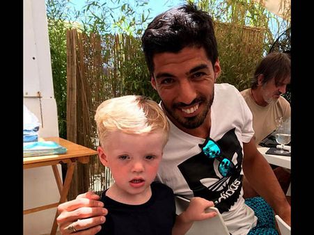 মেসির জব্বর ফ্যানকে চেনেন না, চেনালেন সুয়ারেজ