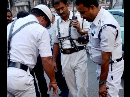 দিনদুপুরে মুখোশধারী দুষ্কৃতীদের তাণ্ডব শহর কলকাতায়! কেন হামলা তা নিয়েই ধন্দ