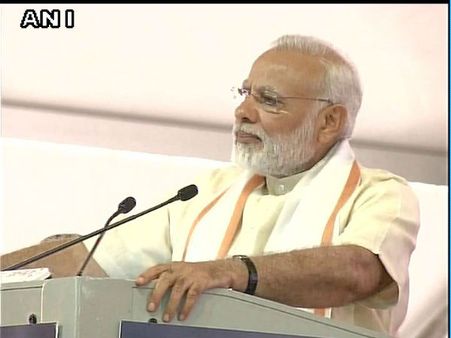 মহাত্মার দর্শনেই আশ্রয় নিতে হল মোদীকে, গো-রক্ষা হিংসায় শোনাতে হল গান্ধীর অহিংসার কথা