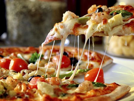 দীর্ঘতম পিৎজা খেতে হলে যেতে হবে এই জায়গায়, দেখুন ভিডিও