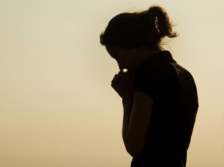 বাবার সঙ্গেই যৌনসম্পর্কে জড়াল মেয়ে, হতবাক মা সাহায্য চাইলেন ইন্টারনেটে