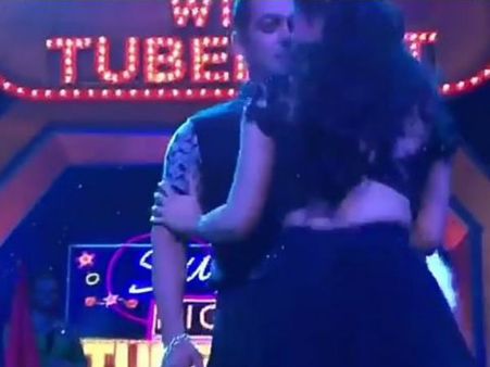 একি কান্ড : সলমনকে চুমু খেতে বসেছিলেন 'নাগিন' খ্যাত মৌনী রায়!