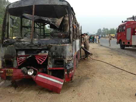 জাতীয় সড়কে বাস-ট্রাক সংঘর্ষে মৃত অন্তত ২২, আহত বেশ কয়েকজন