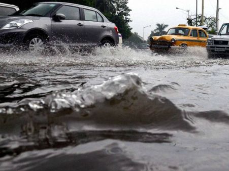 তিনদিনের টানা বৃষ্টিতে ভাসছে কলকাতা, জল-যন্ত্রণা থেকে মুক্তি কবে, কী বলছে হাওয়া অফিস