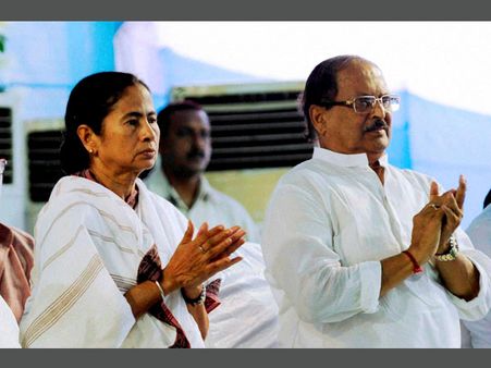 ‘ক’টা মুখ আর ক’টা মুখোশ?’— রাজ্যপালকে নজিরবিহীন আক্রমণ এবার সুব্রতর