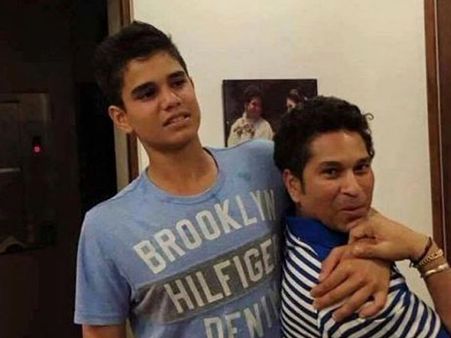 ভারতীয় মহিলা দলের সঙ্গে কী করছেন সচিনের ছেলে, দেখুন ভিডিও