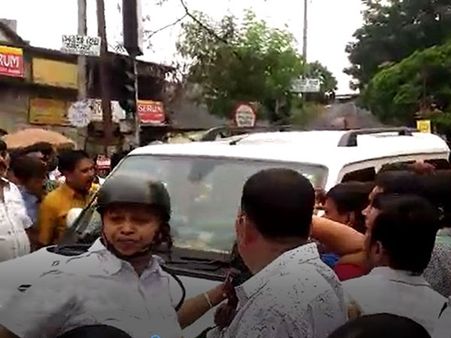 রণক্ষেত্র আরজি কর , দিলীপ ঘোষ এবং কৈলাস বিজয়বর্গীয়কে ঘিরে বিক্ষোভ তৃণমূলের