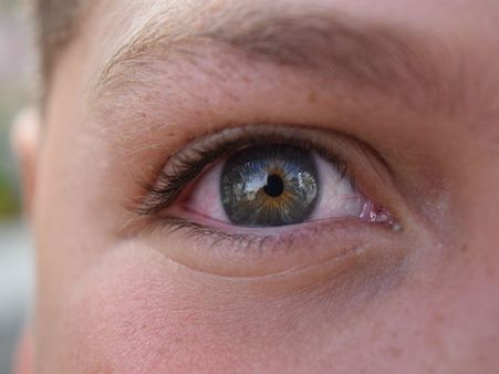 চোখে পেরেক নিয়ে হাসপাতালের দোরে দোরে ঘুরল ৮ বছরের বালক, কী হল তারপর