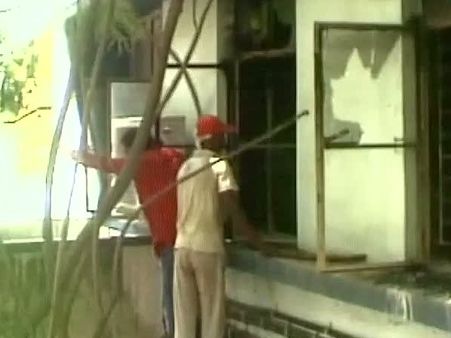 ন্যাশনাল মেডিকেল কলেজে আগুন আতঙ্ক, সদ্যোজাতদের কোলে নিয়ে ছুটোছুটি প্রসূতিদের