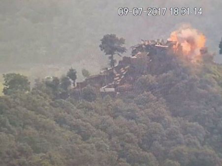 কাশ্মীর সীমান্তে ভারতীয় সেনা পোস্ট উড়িয়ে দেওয়ার দাবি পাক সেনার, আদৌ কী তাই, দেখুন ভিডিও