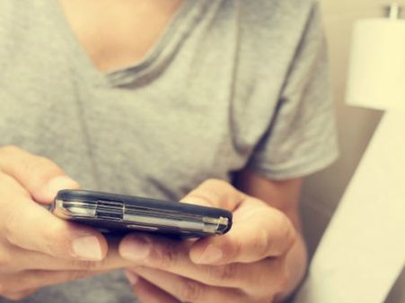 স্মার্টফোনে গেম খেলছিল শিশুটি, তারপরেই ঘটে গেল ভয়ানক কাণ্ড