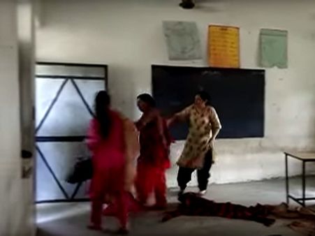 ক্লাসের ভেতরেই দুই শিক্ষিকার হাতাহাতি, কী হল তারপর, দেখুন ভিডিও