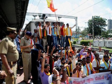 পৃথক রাজ্যের দাবিতে ঝড় প্রতিবেশী রাজ্যেও! রেল অবরোধে বিচ্ছিন্ন বাংলা-অসম