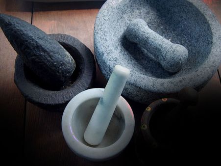 পুজোর সামগ্রী বানায় এই সম্প্রদায়ের মানুষেরা