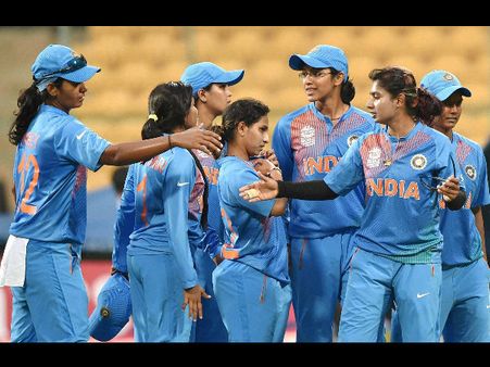 লর্ডসে মিতালি-ঝুলনদের লড়াইকে কুর্নিশ, টুইটারে শুভেচ্ছা মোদি থেকে মমতার