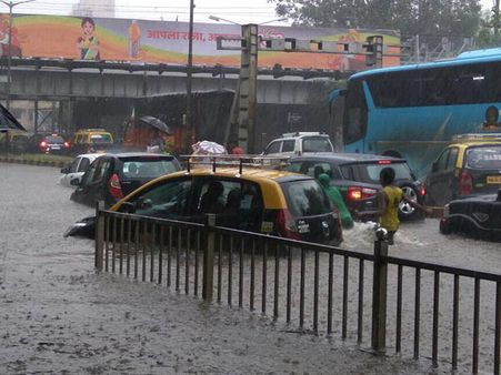 বানভাসি মুম্বইকে চিয়ার আপ করছেন অমিতাভ থেকে সচিন, বন্যার ভিডিও পোস্ট সেলিব্রিটিদের