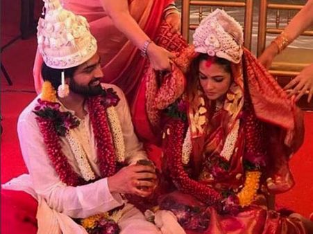 রিয়া সেন কি সন্তানসম্ভবা, জল্পনা তাঁর তড়িঘড়ি বিয়ে নিয়ে