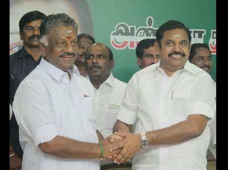 দীর্ঘ টালবাহানার পর হাত মেলাল এআইএডিএমকে-এর দুই বিক্ষুদ্ধ গোষ্ঠী