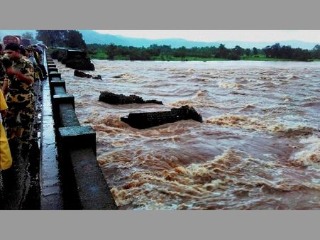 গার্ডারের ফাটল বেড়ে বিপত্তি, কল্যাণীর ঈশ্বরীগুপ্ত সেতুতে বন্ধ যান চলাচল