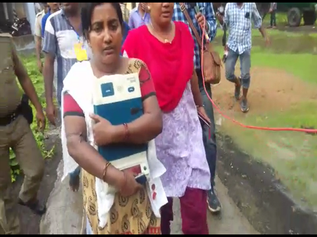 পুরভোটে ইভিএম বগলদাবা করে ছুট, তারপর কী হল