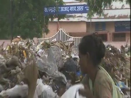 আস্তাকুঁড়োয় বদলে গেল স্বাধীনতা সংগ্রামীর নামাঙ্কিত স্কুল