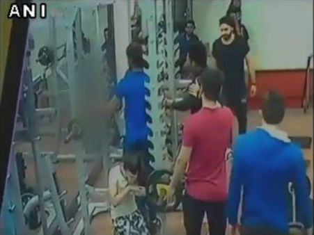 জিমের মধ্যে এক মহিলাকে ঘুষি, লাথি যুবকের, ভাইরাল ভিডিও দেখে ছিঃ ছিঃ চারিদিকে