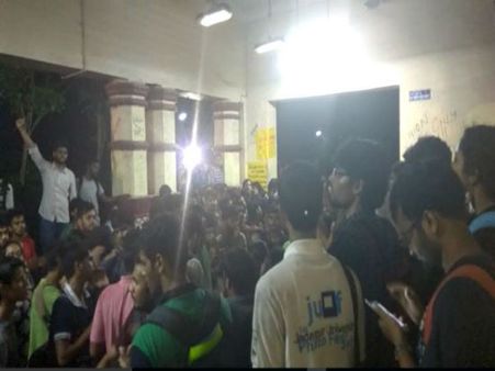 এই সরকারি নির্দেশনামার বিরোধিতায় ফের কলোরব যাদবপুরে, আটকে উপাচার্য