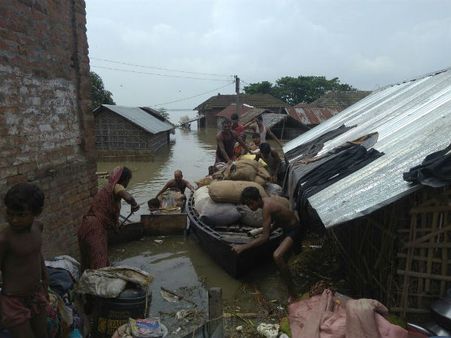 জল-যন্ত্রণায় হরিশ্চন্দ্রপুর, ত্রাণ নিয়ে ক্ষোভ দুর্গতদের মধ্যে