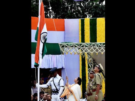 স্বাধীনতা দিবসের বর্ণাঢ্য অনুষ্ঠানে জাতীয় পতাকা উত্তোলন মুখ্যমন্ত্রীর