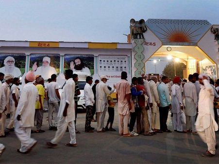 সেবার নামে পরস্ত্রীকে হরণ বাবা রাম রহিমের, আদালতের রায়ের অপেক্ষায় স্বামী