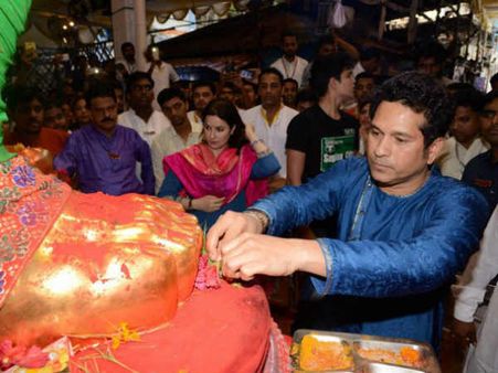 মুম্বইয়ের বিখ্যাত 'লালবাগুচা রাজা'-র গণেশ মণ্ডপে সপরিবারে পুজো দিলেন শচীন, দেখুন ছবি