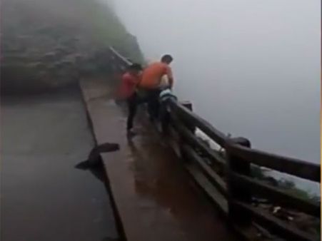 খাদে পড়ে মৃত্যু দুই মদ্যপ বন্ধুর, ভাইরাল হল ভিডিও