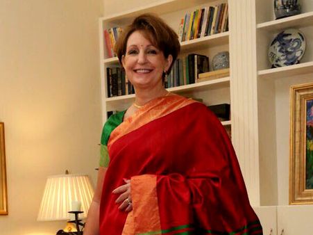 শাড়ির প্রেমে পাগলপারা এই বিদেশিনী, মার্কিন কূটনীতিকের কীর্তি এখন ভাইরাল