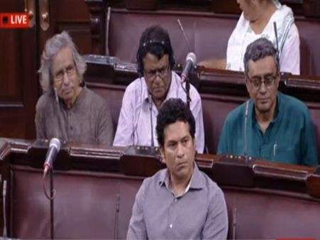 সচিন হাজির রাজনীতির বাইশ গজে, ক্রিকেটে ঝাঁঝ দেখাচ্ছেন অর্জুন