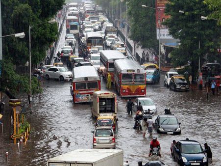 রাতভর প্রবল বর্ষণ মুম্বইয়ে, জলমগ্ন বাণিজ্যনগরী, বন্ধ ট্রেন চলাচল, ছুটি ঘোষণা সরকারি-বেসরকারি দফতরে