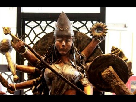 পুজোতে প্যান্ডেল হপিং-এর মাঝে দেখে নিতে পারেন এই চকোলেটের দুর্গা