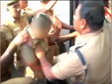 রক্ষকই যখন ভক্ষক, মহিলা সহকর্মীকেও ছাড়লেন না পুলিশ আধিকারিক, ভাইরাল হল ভিডিও