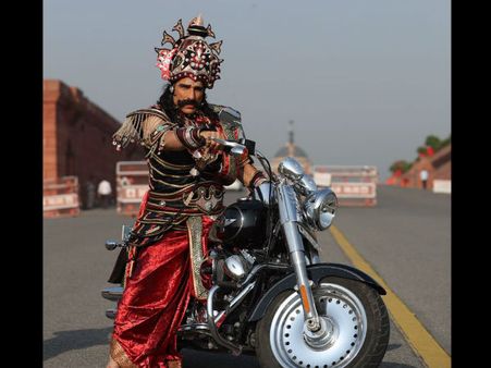 রাবণ সেজে মুকুট পরে দিল্লির রাস্তায় বাইক নিয়ে ঘুরে জরিমানা এই জনপ্রিয় অভিনেতার