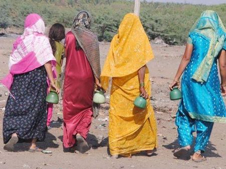 স্ত্রী খোলা আকাশের নিচে শৌচকর্ম করায় সাসপেন্ড হলেন স্বামী, এমন ঘটনাও ঘটে