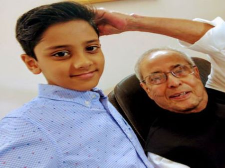 সেলফি তোলা শিখে এখন অবসর সময় কাটাচ্ছেন প্রণব মুখোপাধ্যায়