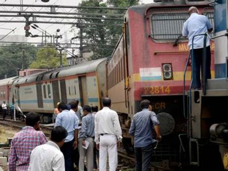 নয়াদিল্লিতে দুর্ঘটনাগ্রস্ত জম্মু রাজধানী এক্সপ্রেস