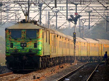 তৎকাল-এ ট্রেনের টিকিট কাটা নিয়ে চিন্তায়! এই ধাপগুলি খেয়াল রাখলে সুবিধা আপনারই 