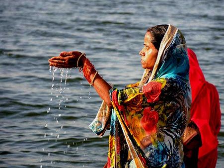 ছটপুজোয় মেতে গোটা দেশ, কেমন করে পালিত হয় এই উৎসব, জানুন