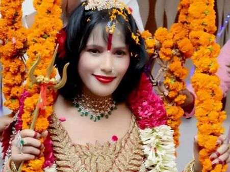 শিষ্যের কোলে চেপে স্বষোষিত ধর্মগুরু মা-র নাচ, ভাইরাল হল ভিডিও