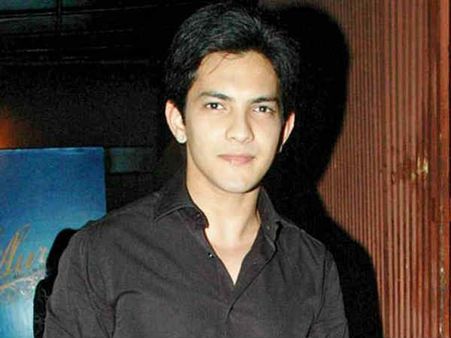 শালীনতার মাত্রা ছাড়ালেন আদিত্য নারায়ণ, আঙুল তুলে বিমানকর্মীকে হুমকি