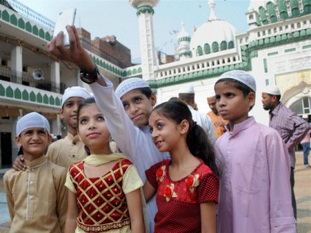 স্যোশাল সাইটে ছবি দিতে পারবেন না মুসলমানরা, ফতোয়া জারি ধর্মীয় সংগঠনের