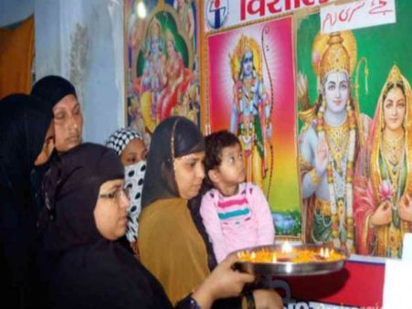 দিওয়ালির আরতিতে অংশ নেওয়ায় মুসলিম মহিলাদের প্রতি ফতোয়া জারি মোদীর কেন্দ্রে