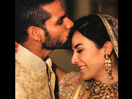 'পথ বেঁধে দিল বন্ধনহীণ গ্রন্থি', পাঁচ বছরের বিবাহবার্ষিকীতে আবেগপ্রবণ ধাওয়ান