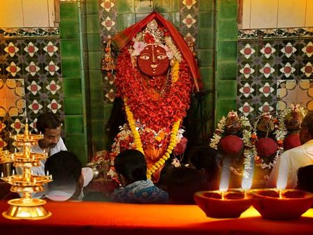 অদ্ভুত মিল দুই চণ্ডীতলার, মেলাইচণ্ডী-মাকড়চণ্ডী মন্দির ঘিরে কালী আরাধনায় মাতে ভক্তকুল