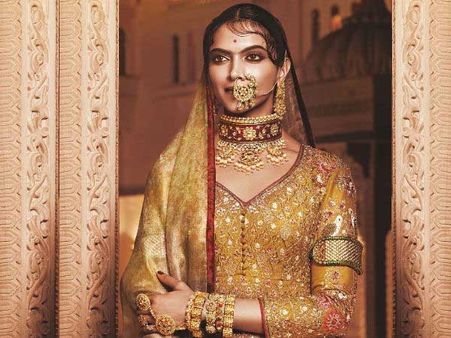 ৪০০ কেজি-র সোনার গয়নায় সেজেছেন 'পদ্মাবত'-এর দীপিকা, জানেন ছবিতে তাঁর পোশাকের ওজন কত